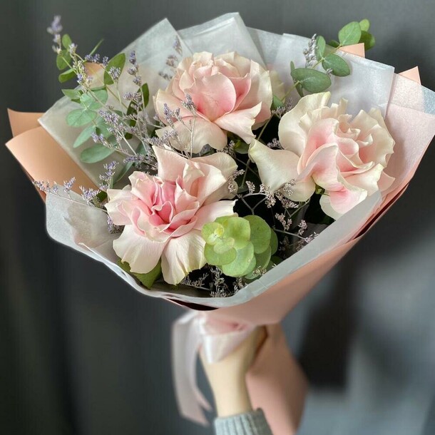 Роза розовая и лимониум с эвкалиптом в букете, артикул F1358568 - 3491 рублей, доставка по городу. Flawery - доставка цветов