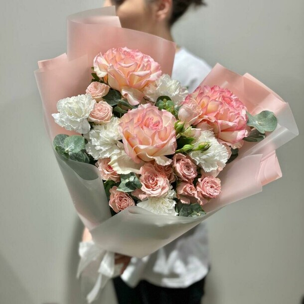 Авторский букет: французская роза | кустовая роза | диантус |, артикул F1358574 - 7190 рублей, доставка по городу. Flawery - доставка цветов