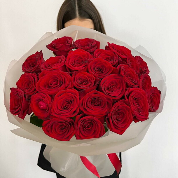 25 ароматных красных роз, артикул F1358577 - 11673 рублей, доставка по городу. Flawery - доставка цветов