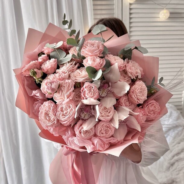 Авторский букет с пионовидными розами, орхидеями и веточками эвкалипта, артикул F1358579 - 10636 рублей, доставка по городу. Flawery - доставка цветов