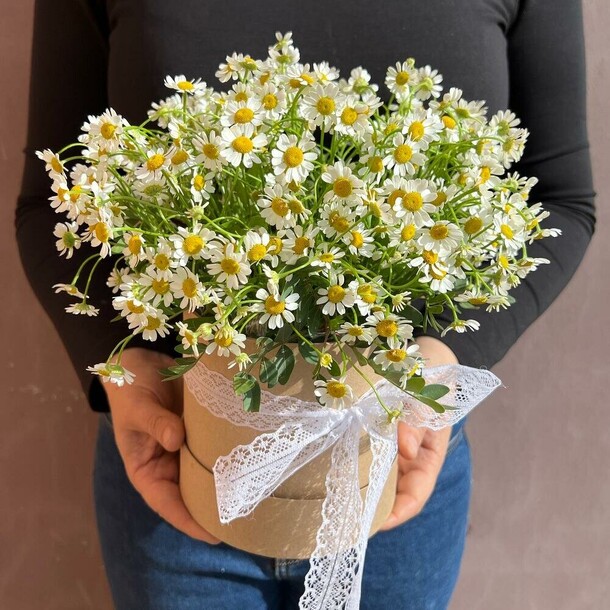 Ромашки в крафтовой коробочке, артикул F1358596 - 4700 рублей, доставка по городу. Flawery - доставка цветов