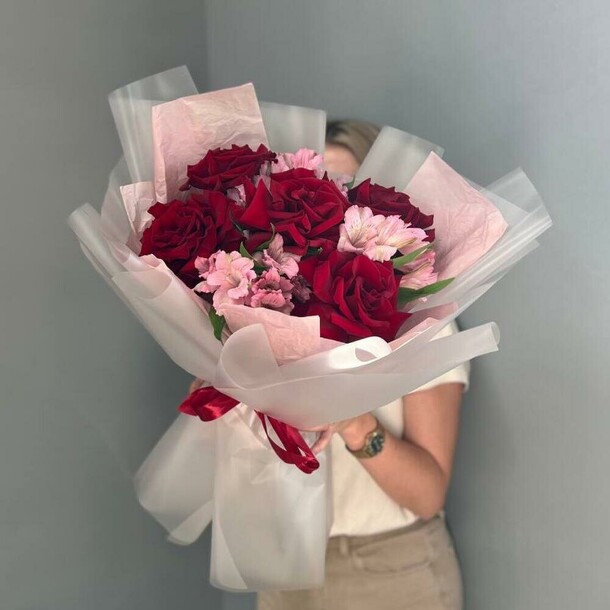 Букет из французских роз и альстромерии, артикул F1358688 - 4091 рублей, доставка по городу. Flawery - доставка цветов