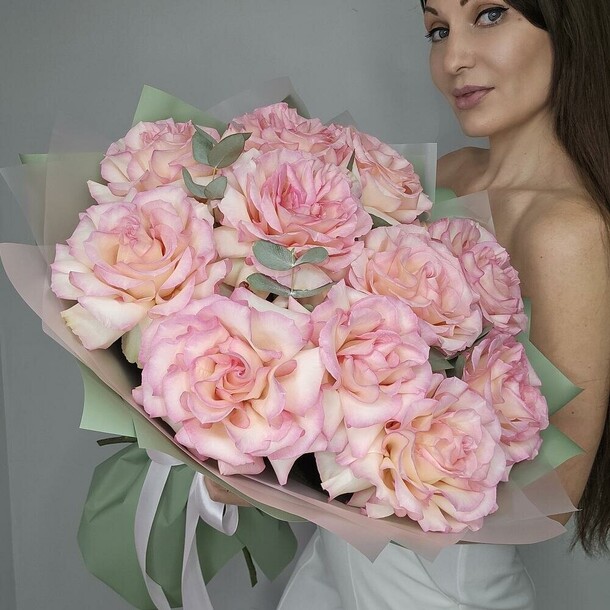 Букет из роз "эсперанса" в дизайнерской упаковке, артикул F1358699 - 6273 рублей, доставка по городу. Flawery - доставка цветов