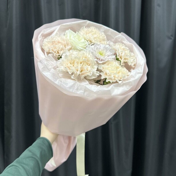 Кокосовый🥥 нежный букет с розой и диантусами, артикул F1358710 - 3091 рублей, доставка по городу. Flawery - доставка цветов