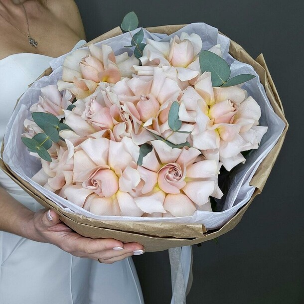 "елена" из французской розы 🌟, артикул F1358750 - 6091 рублей, доставка по городу. Flawery - доставка цветов