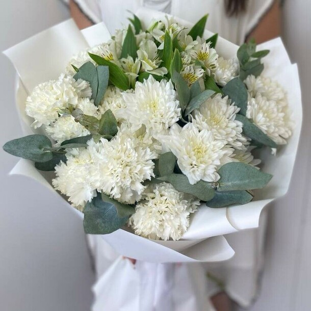 Букет из белой хризантемы и альстромерии и диантусом в упаковке, артикул F1358765 - 5000 рублей, доставка по городу. Flawery - доставка цветов