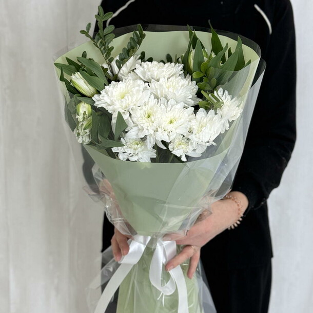 Букет белая кустовая хризантема и белая альстромерия, артикул F1358792 - 3336 рублей, доставка по городу. Flawery - доставка цветов