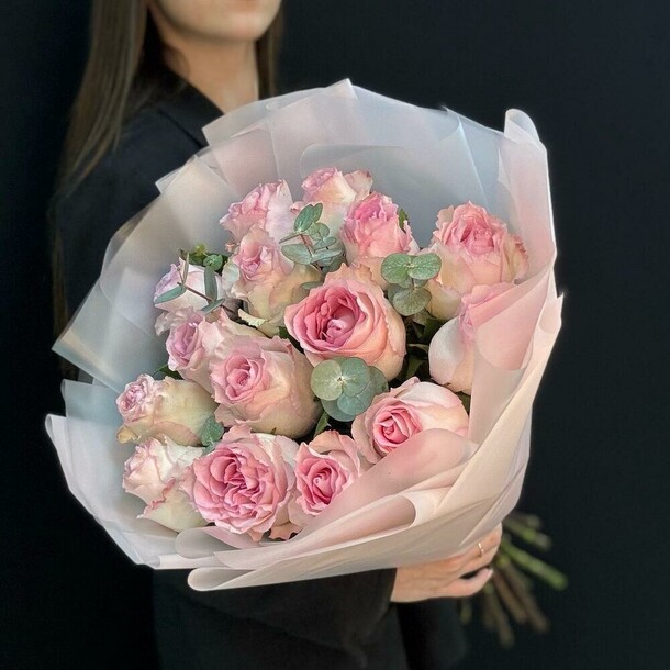 Букет из 15 роз с эвкалиптом, артикул F1358814 - 8336 рублей, доставка по городу. Flawery - доставка цветов