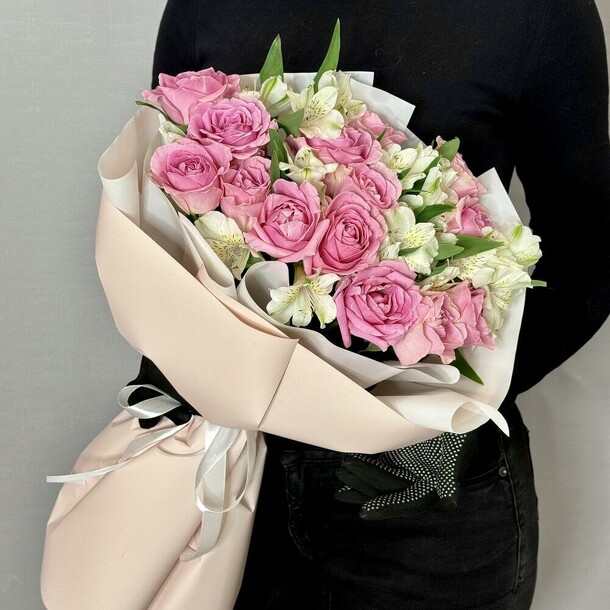 Букет с розами и альстромерией «знак внимания», артикул F1359195 - 11060 рублей, доставка по городу. Flawery - доставка цветов