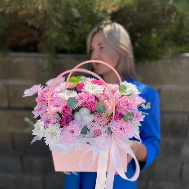 🔥сумочка с цветами «сюрприз», артикул F1359378 - 4909 рублей, доставка по городу. Flawery - доставка цветов