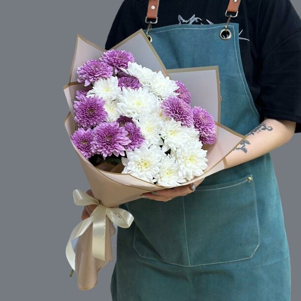 Букет из 5 хризантем микс с оформлением, артикул F1359475 - 2882 рублей, доставка по городу. Flawery - доставка цветов