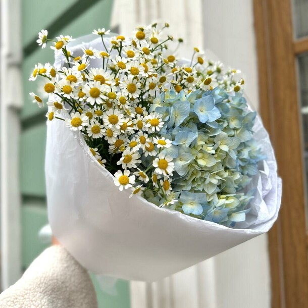 Букет гортензия и ромашка, артикул F1359489 - 4391 рублей, доставка по городу. Flawery - доставка цветов