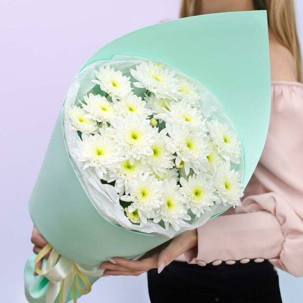 Букет из 5 белых хризантем, артикул F1359494 - 3545 рублей, доставка по городу. Flawery - доставка цветов