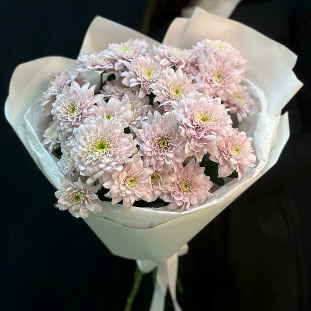 Букет розовые кустовые хризантемы, артикул F1359506 - 3036 рублей, доставка по городу. Flawery - доставка цветов