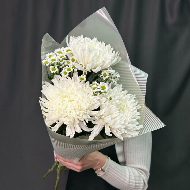 Букет из 3 хризантем и сантини, артикул F1359594 - 2955 рублей, доставка по городу. Flawery - доставка цветов