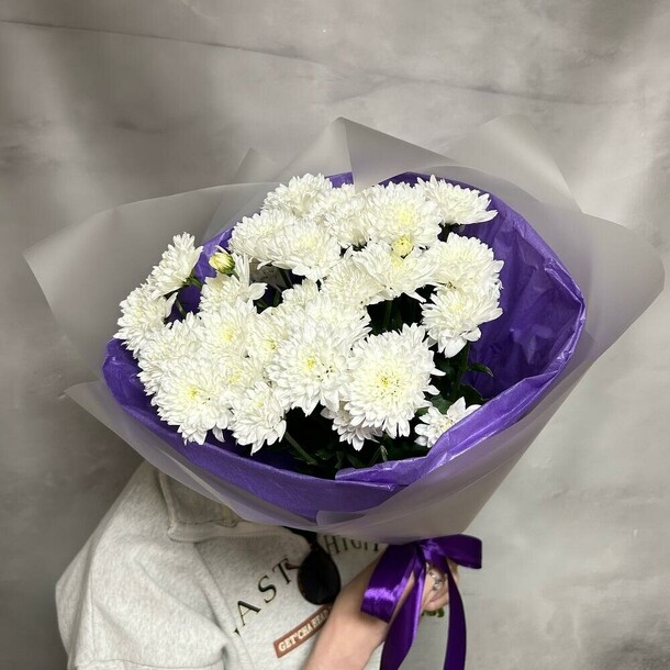 Монобукет из 5 белых кустовых хризантем, артикул F1359600 - 2878 рублей, доставка по городу. Flawery - доставка цветов