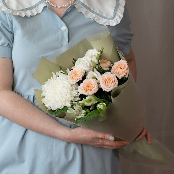 Небольшой букет-комплимент с хризантемой "лесной", артикул F1359607 - 3791 рублей, доставка по городу. Flawery - доставка цветов