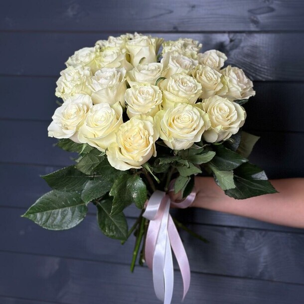 21 белая роза, артикул F1359617 - 9848 рублей, доставка по городу. Flawery - доставка цветов