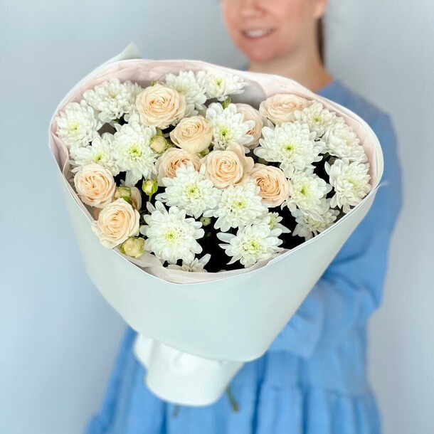 Букет из хризантемы и кустовых роз, артикул F1359623 - 4455 рублей, доставка по городу. Flawery - доставка цветов