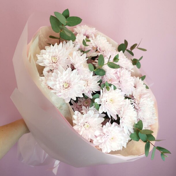 Букет из розовых хризантем с эвкалиптом, артикул F1359624 - 4091 рублей, доставка по городу. Flawery - доставка цветов