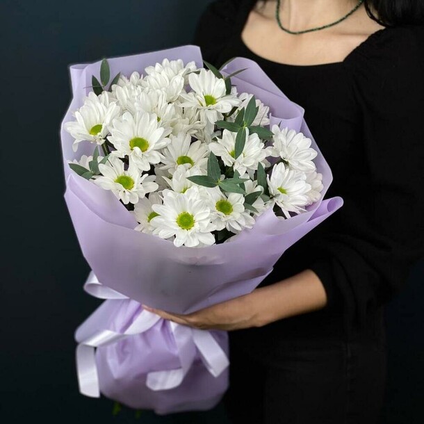 Букет хризантем с эвкалиптом, артикул F1359635 - 3955 рублей, доставка по городу. Flawery - доставка цветов