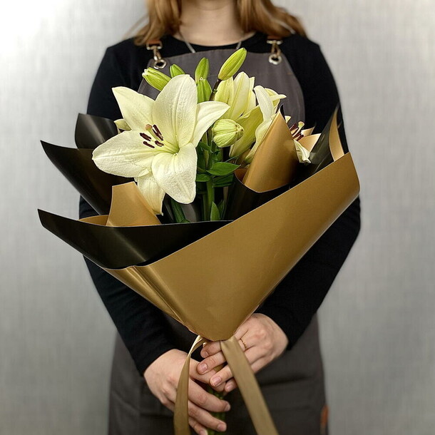 Букет с лилиями, артикул F1359674 - 4394 рублей, доставка по городу. Flawery - доставка цветов