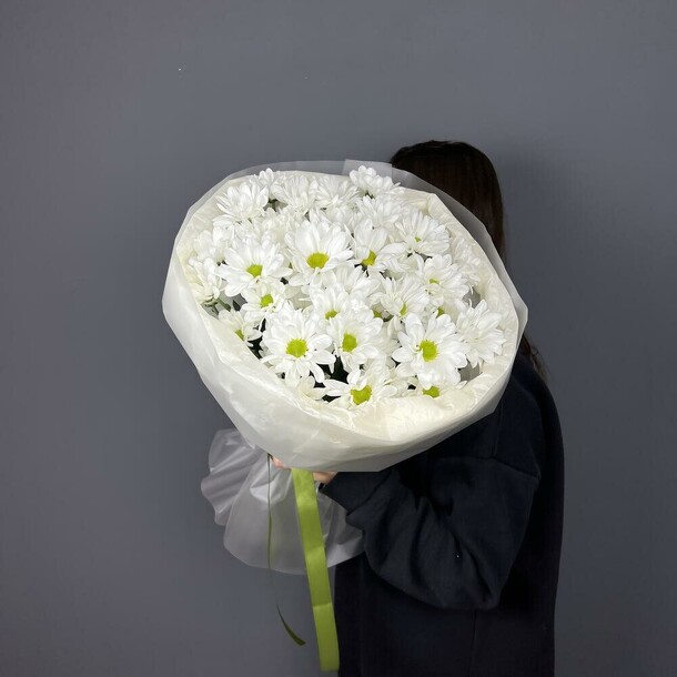 Монобукет из хризантем ромашка, артикул F1359733 - 4527 рублей, доставка по городу. Flawery - доставка цветов