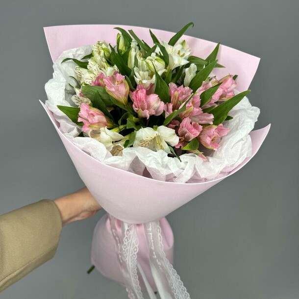 Букет альстромерии 🌸, артикул F1359784 - 3618 рублей, доставка по городу. Flawery - доставка цветов