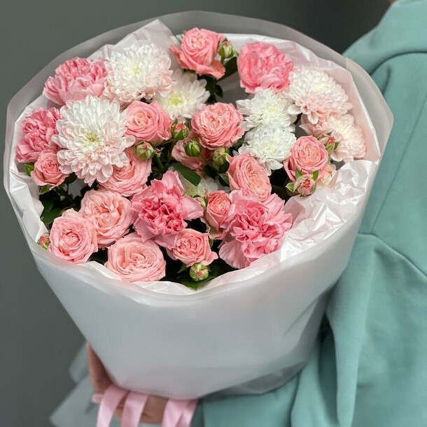 Зефирный букет из кустовых роз, артикул F1359935 - 5436 рублей, доставка по городу. Flawery - доставка цветов