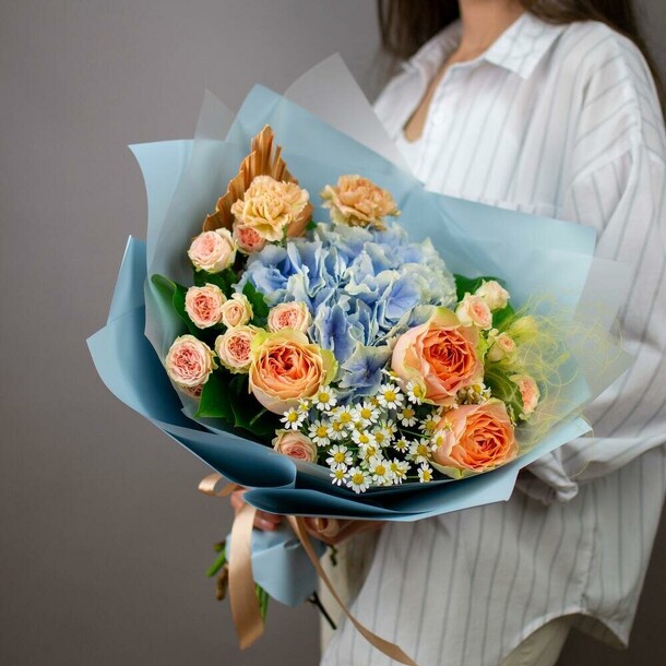 Букет «небо. Ромашки» с голубой гортензией, артикул F1359945 - 7091 рублей, доставка по городу. Flawery - доставка цветов