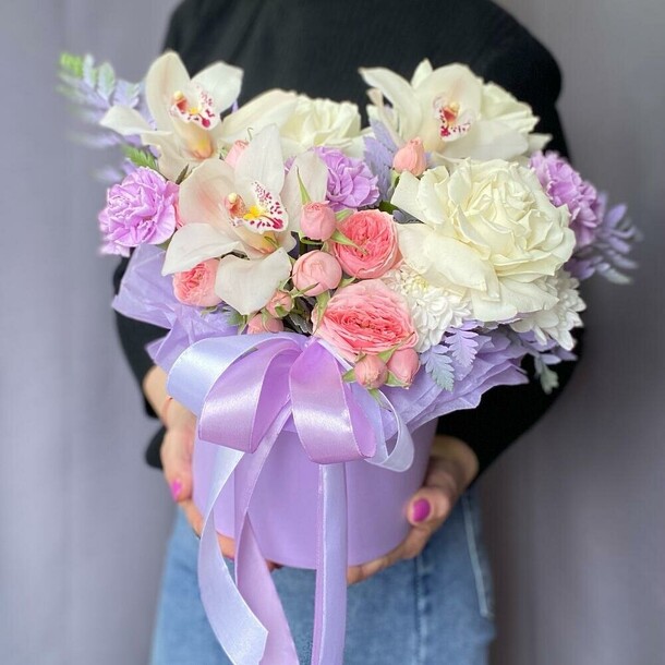 Сиреневый бокс с орхидеями, артикул F1359965 - 7636 рублей, доставка по городу. Flawery - доставка цветов