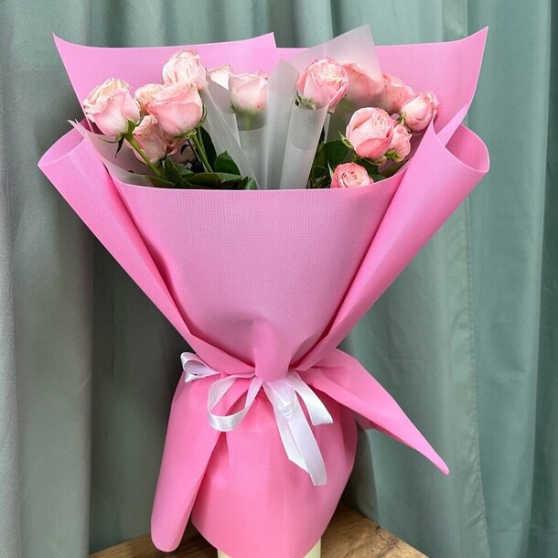 Букет кустовых роз, артикул F1359968 - 6364 рублей, доставка по городу. Flawery - доставка цветов