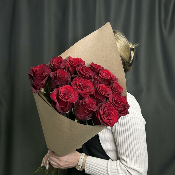 Монобукет из красных роз в крафте, артикул F1360074 - 7500 рублей, доставка по городу. Flawery - доставка цветов