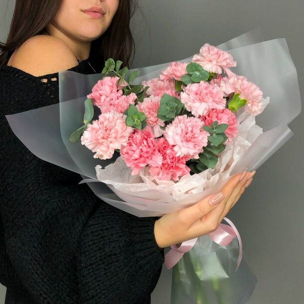 Букет из диантусов и эвкалипта «утонченность», артикул F1360088 - 7127 рублей, доставка по городу. Flawery - доставка цветов