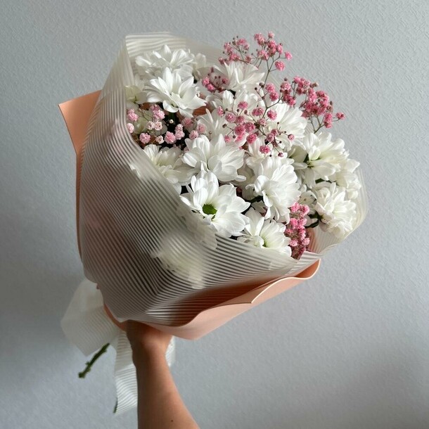 Кустовые хризантемы и гипсофила, артикул F1360296 - 2582 рублей, доставка по городу. Flawery - доставка цветов