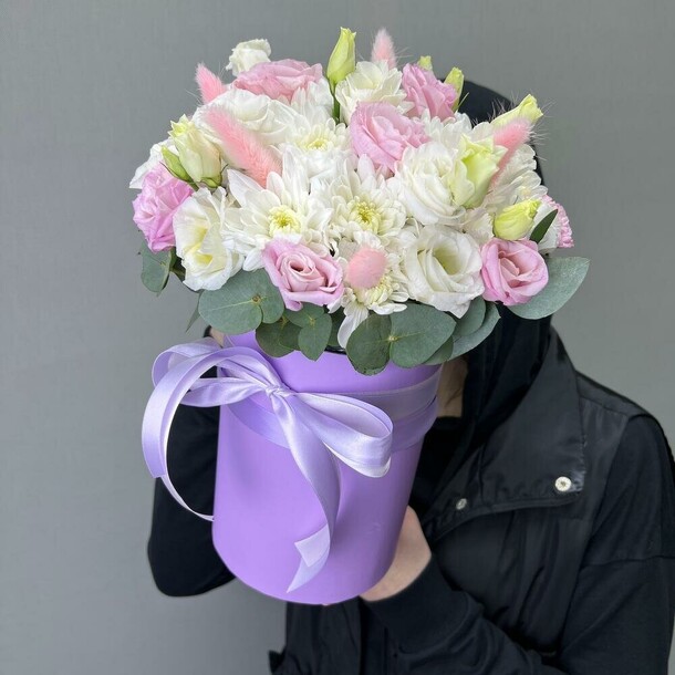 Хризантема с эустомой в коробке, артикул F1360305 - 6745 рублей, доставка по городу. Flawery - доставка цветов