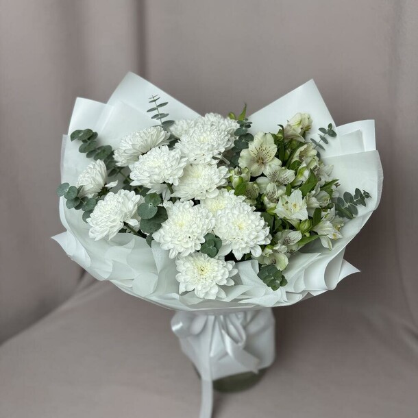 Белый букет, хризантемы, альстромерии, артикул F1360325 - 5636 рублей, доставка по городу. Flawery - доставка цветов