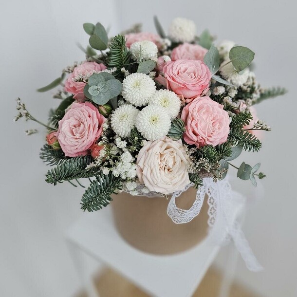 Кустовые розы, голубая ель и кустовые хризантемы сорта ньютон в коробке, артикул F1360383 - 13636 рублей, доставка по городу. Flawery - доставка цветов