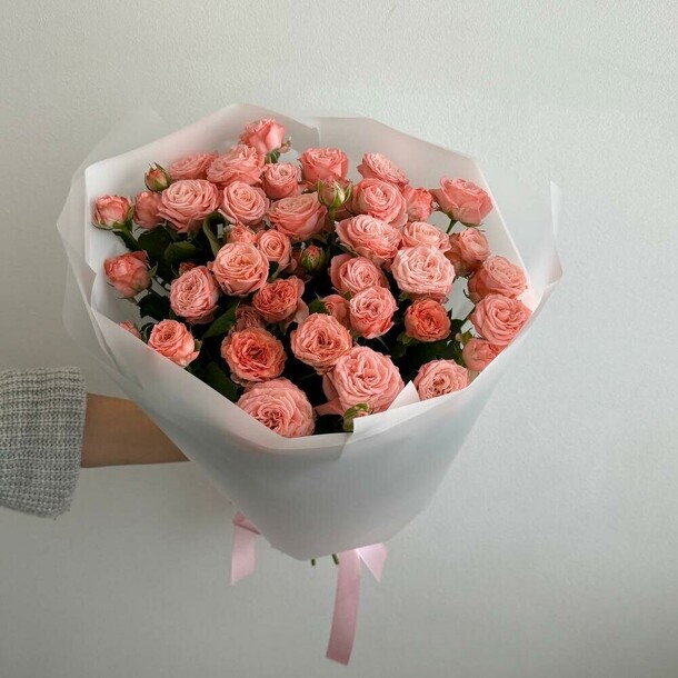 Букет из нежных кустовых роз, артикул F1360642 - 11818 рублей, доставка по городу. Flawery - доставка цветов