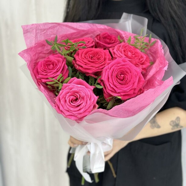 Розовые розы с добавлением зелени, артикул F1360747 - 4923 рублей, доставка по городу. Flawery - доставка цветов