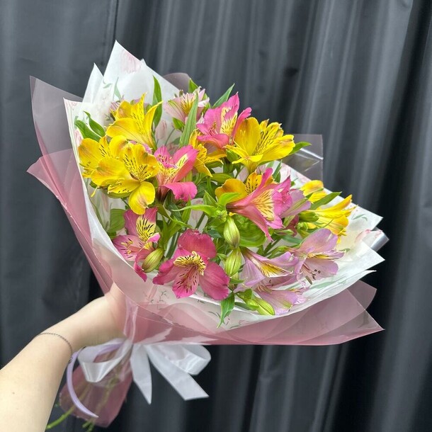Феерия💕 букет альстромерий, артикул F1360752 - 2545 рублей, доставка по городу. Flawery - доставка цветов