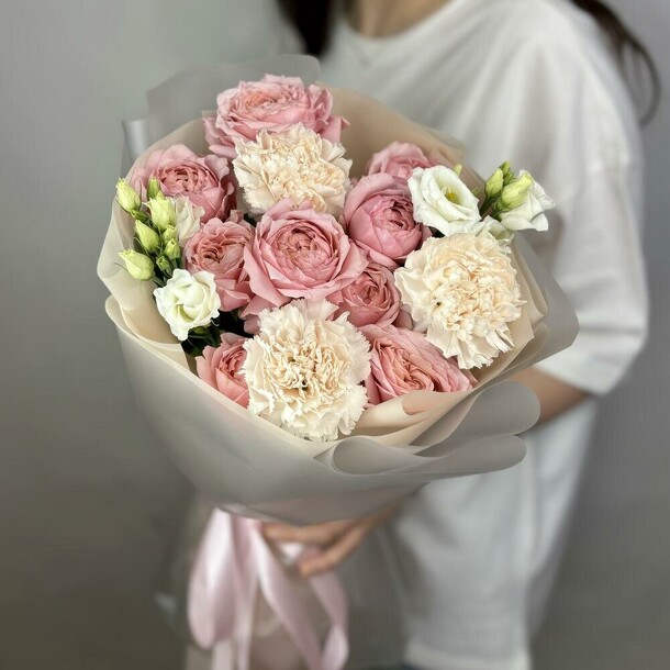 Пионовидная роза джульетта и персиковые диантусы, артикул F1360761 - 3973 рублей, доставка по городу. Flawery - доставка цветов