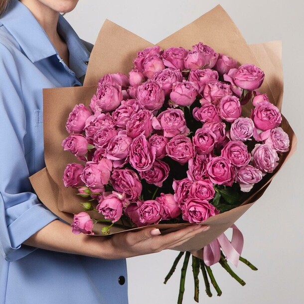 Монобукет из кустовых роз, артикул F1360763 - 9455 рублей, доставка по городу. Flawery - доставка цветов