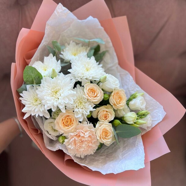 Нежный букет в пастельных тонах, небольшой букет кремовые кустовые розы, диантус, эустома белая, хризантемам кустовая белая, артикул F1360793 - 4000 рублей, доставка по городу. Flawery - доставка цветов