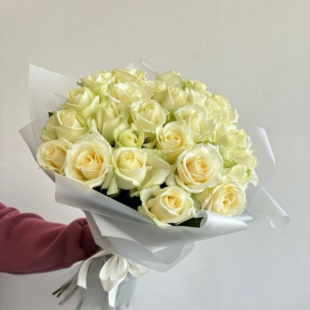 Нежные белые розы 31шт, артикул F1360800 - 14400 рублей, доставка по городу. Flawery - доставка цветов