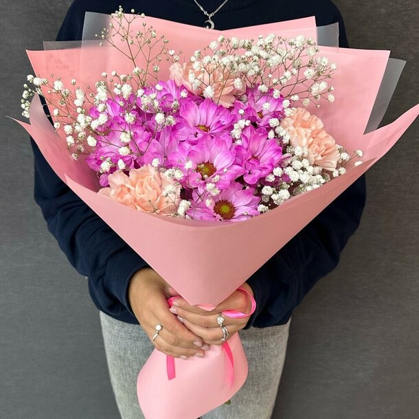 Букет из хризантем, диантусов и гипсофилы, артикул F1360801 - 4273 рублей, доставка по городу. Flawery - доставка цветов