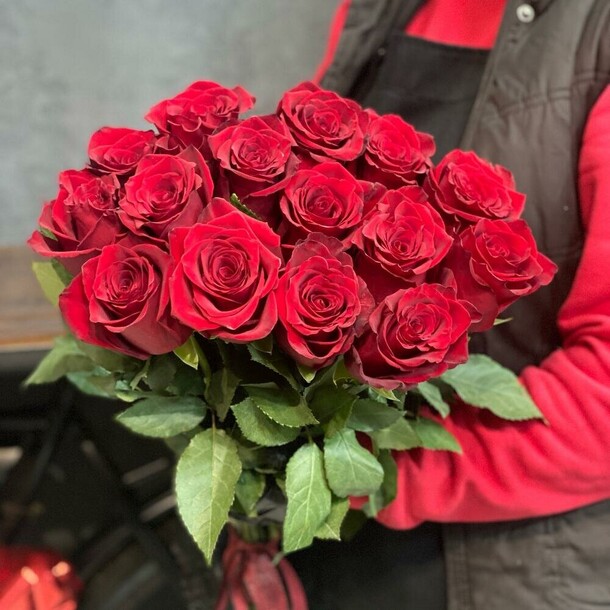 Роза эквадор красная, артикул F1360802 - 7500 рублей, доставка по городу. Flawery - доставка цветов