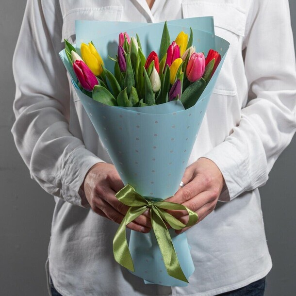Букет из тюльпанов микс 15шт, артикул F1533005 - 3885 рублей, доставка по городу. Flawery - доставка цветов