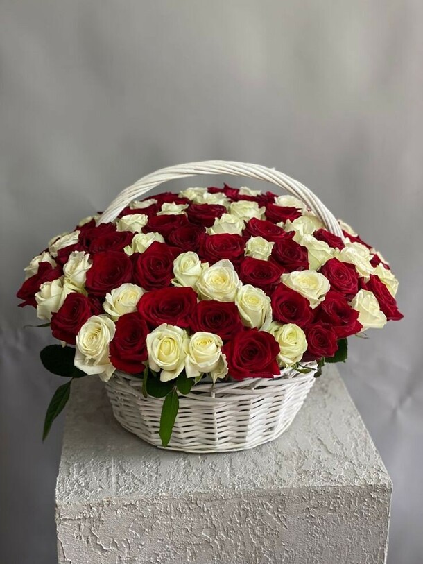 101 роза в корзине, артикул F1398033 - 29700 рублей, доставка по городу. Flawery - доставка цветов