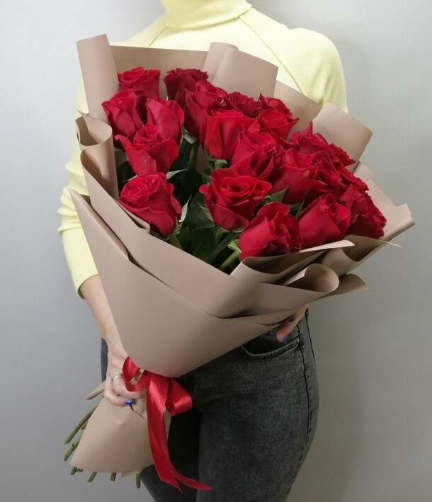 Букет 25 роз, артикул F1396871 - 12909 рублей, доставка по городу. Flawery - доставка цветов